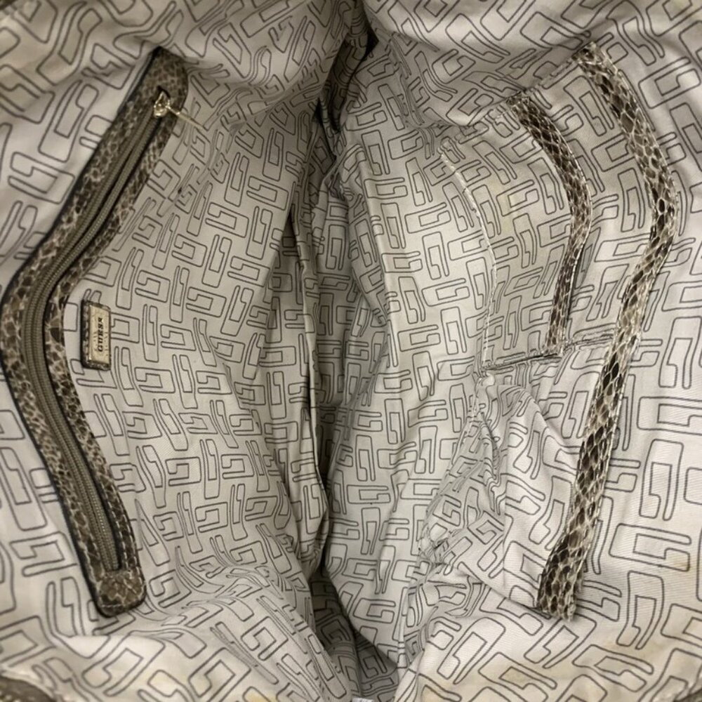 Guess - Picture 2 of 3